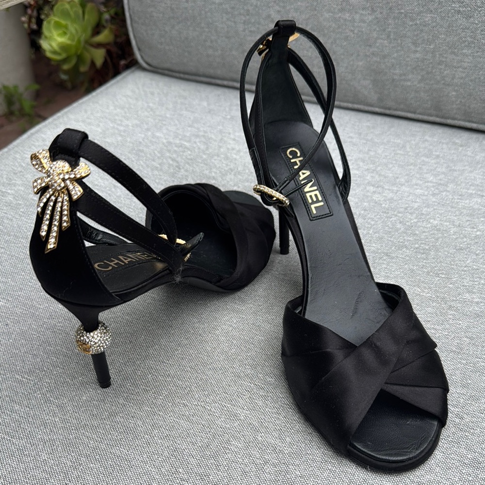 CHANEL Black and Gold Heels Elegant Design
